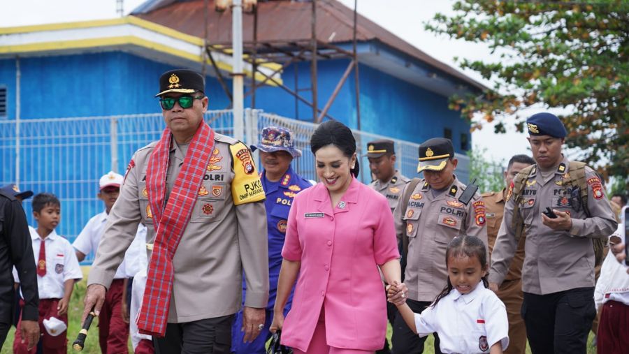 Kunjungan ke Pulau Ambo, Kapolda Sulbar dan Ketua Bhayangkari Berbagi Kebahagiaan