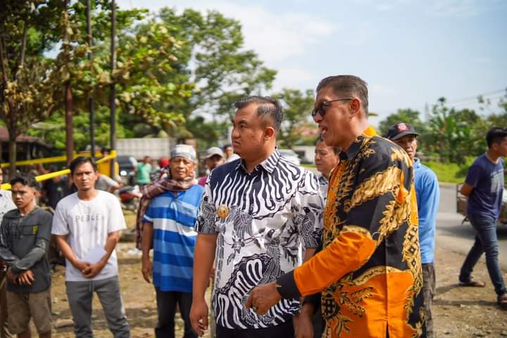 Kunjungi Korban Kebakaran, Sutan Riska Serahkan Bantuan