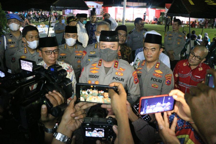 Kunker ke Mentawai, Kapolda Sumbar Serahkan 2.750 Paket Bansos