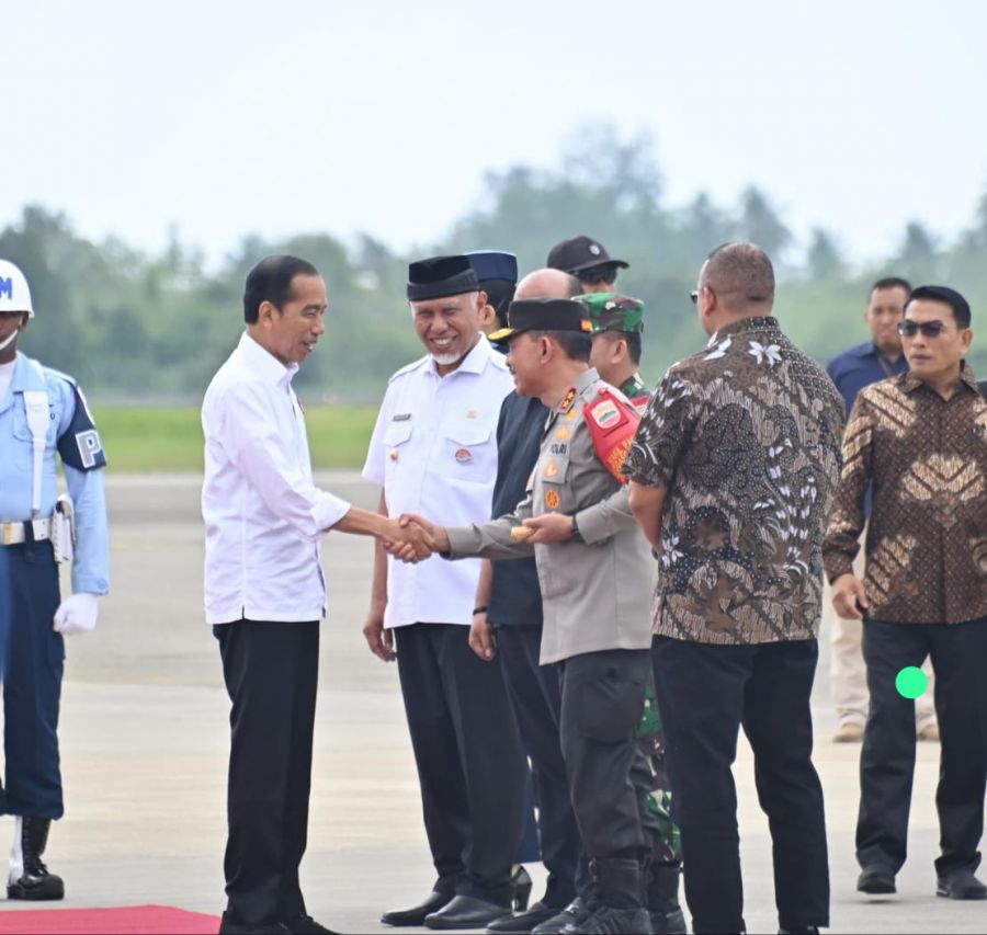 Kunker ke Sumbar, Kapolda Sumbar Sambut Kedatangan Presiden RI 