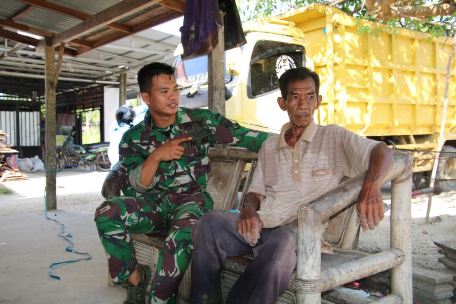 Laksanakan Komsos, Anggota Satgas TMMD 113 Kodim 0310/SS Anjangsana Kerumah Warga