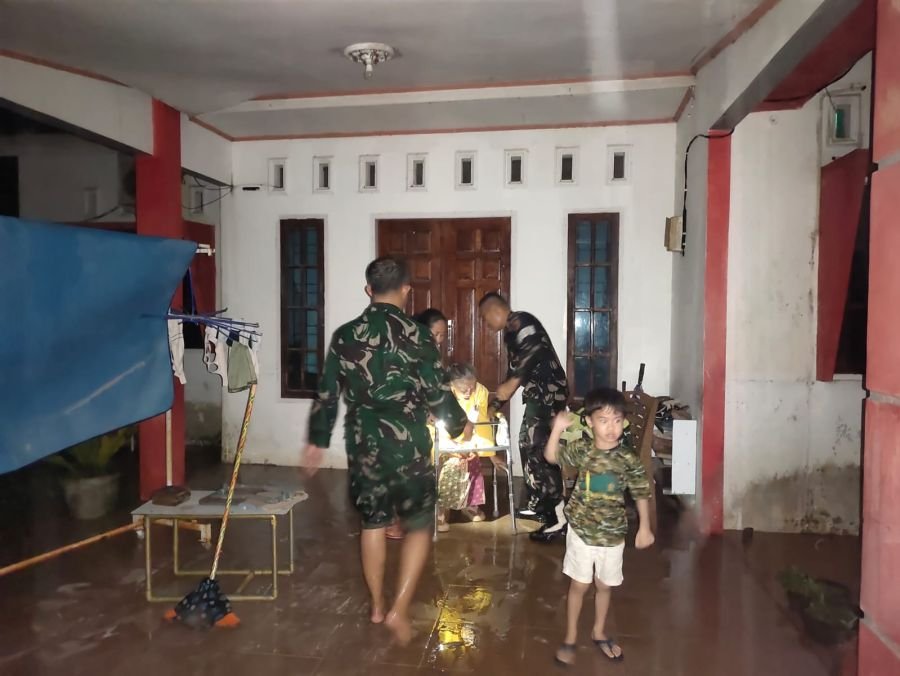 Langkah Cepat Prajurit KODAM XX/TIB, Bantu Masyarakat Terkena Banjir
