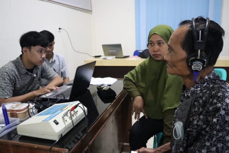 Lansia Tersenyum Haru Mendapat Bantuan Program ATENSI Kemensos