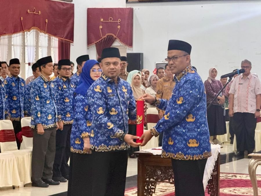 Lantik 33 Pejabat, Sekda Sumbar Tekankan Pentingnya Kompetensi dan Etika Birokrasi