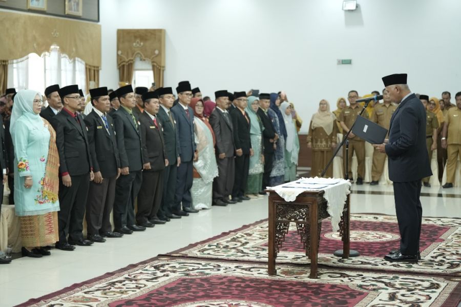 Lantik 42 Kepala SMA/SMK, Mahyeldi Tekankan Peran Penting Mencetak Calon Pemimpin Masa Depan
