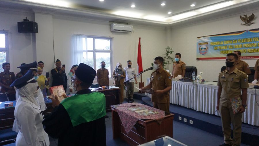 Lantik 6 Wali Nagari, Sekda Pasbar Harap Wali Nagari Besinergi Dengan Seluruh Elemen di Wilayahnya