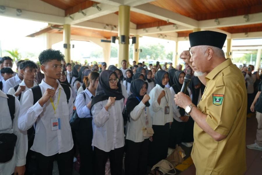 Lepas 340 Penerima Beasiswa Sawit, Gubernur Mahyeldi : Jangan Sia-siakan Kesempatan