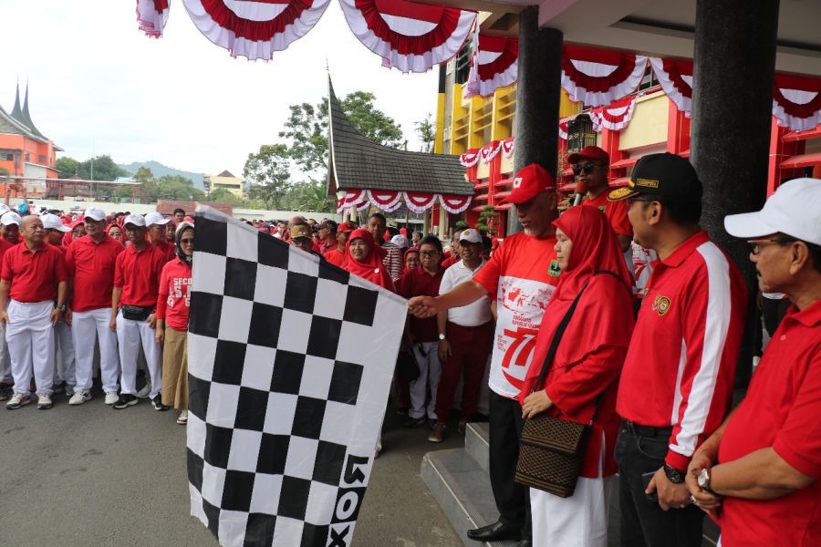 Lepas Jalan Sehat HUT RI ke-77, Gubernur Sumbar: Momentum Tingkatkan Kebersamaan