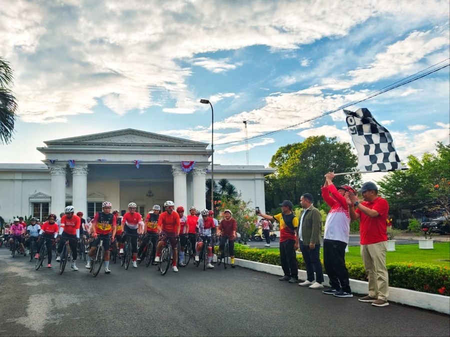Lepas Merdeka Bike 81 Km, Gubernur Mahyeldi Dorong Generasi Muda Perkuat Kebugaran