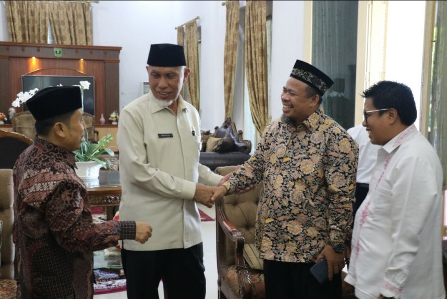 Lepas Tim Pemandu Haji Daerah, Gubernur Mahyeldi Titip Doa Untuk Kemakmuran Sumbar