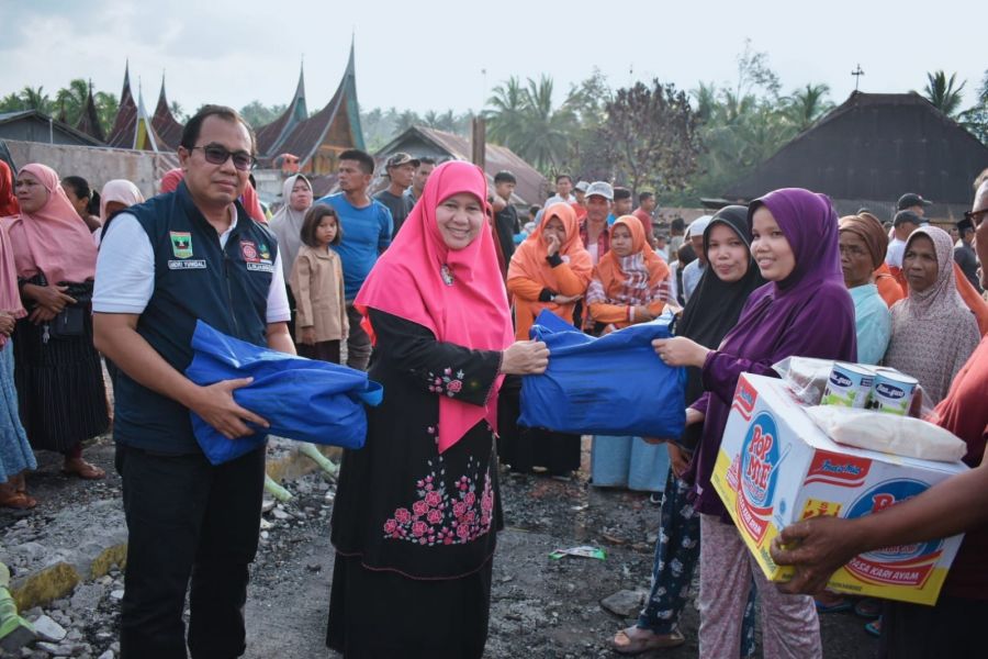 Lihat Korban Kebakaran Cupak bersama Dinsos, Ummi Harneli: Musibah Jangan Buat Kita Patah Semangat