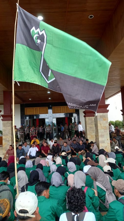 Mahasiswa Dharmasraya Demonstrasi di gedung DPRD