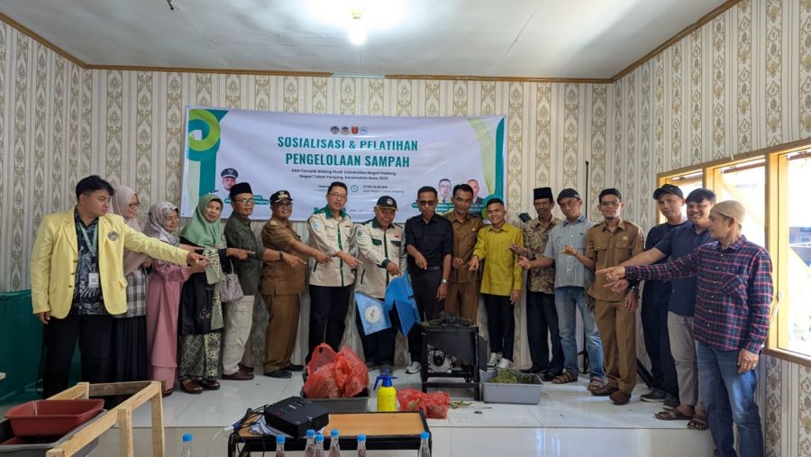 Mahasiswa KKN UNP Dorong Transformasi Hijau Lewat Mesin Pencacah Sampah di Nagari Tabek Panjang