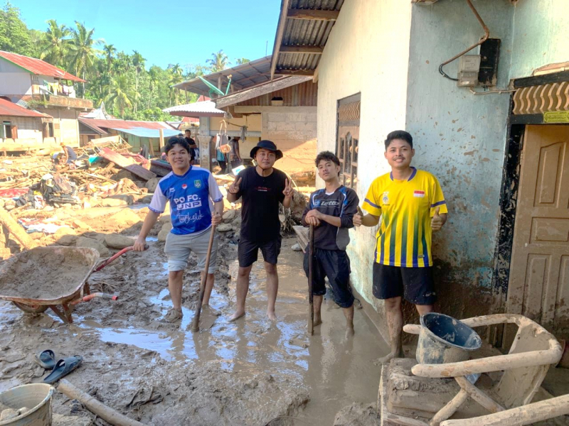 Mahasiswa UNP Bantu Warga Korban Banjir Bandang di Jorong Padang Belimbing, Koto Sani, Kab. Solok