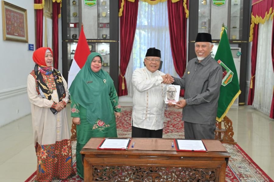 Mahyeldi Ajak Kampus Jadikan Hibah Buku Sastra Tamil Penguat Riset Pelestarian Warisan Minangkabau