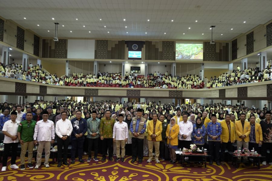 Mahyeldi Dampingi Menko Muhaimin Iskandar Lepas Ribuan Mahasiswa UNP KKN ke Daerah Terdampak Bencana