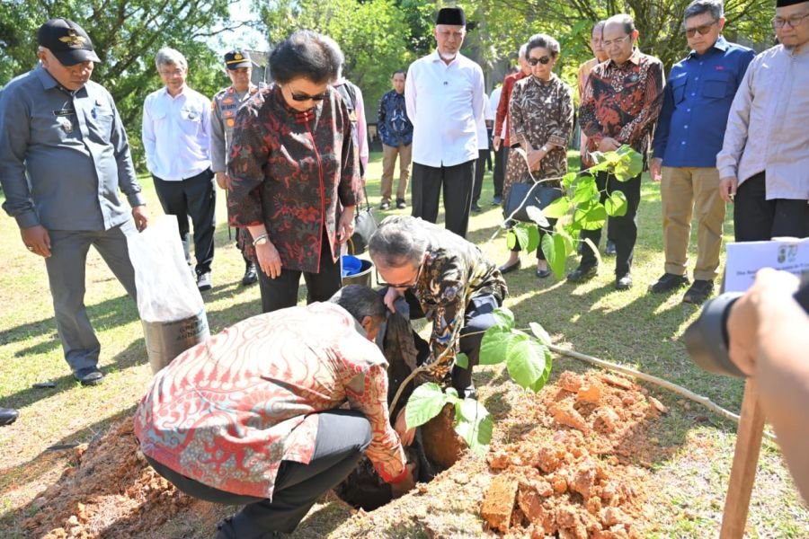 Mahyeldi dan Kakak Kandung Presiden Prabowo Tanam Pohon Bersama di Unand