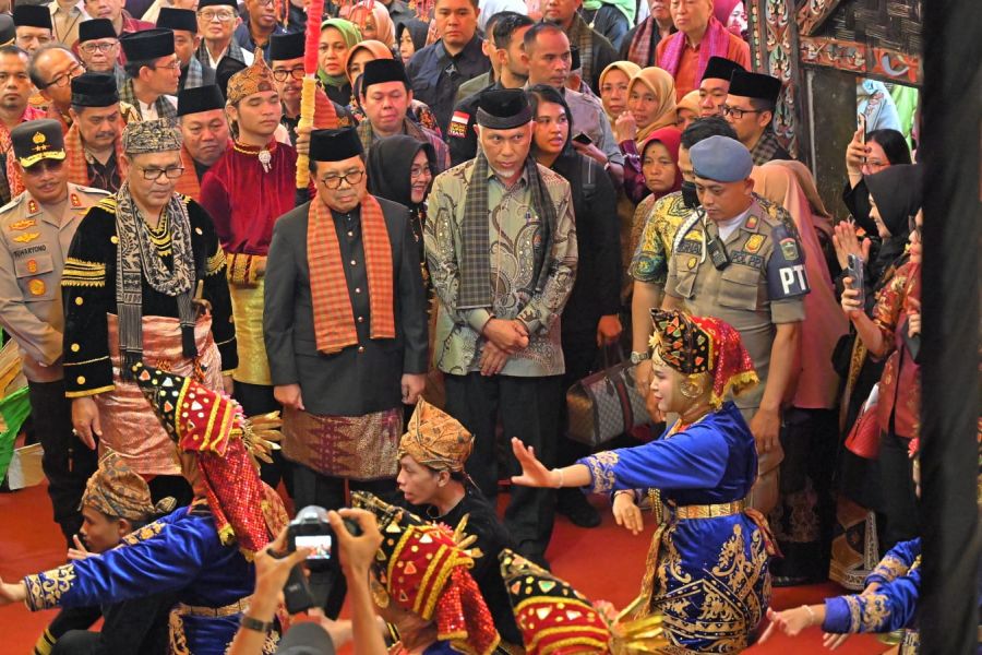 Mahyeldi Hadiri Alek Malewakan Gala Hakim Agung Prim Haryadi sebagai Datuak Rajo Mansur