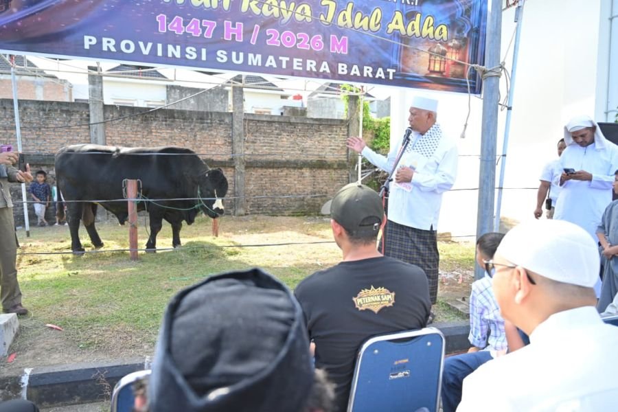 Mahyeldi Hadiri Penyembelihan Kurban Bantuan Presiden RI di Masjid Raya Syekh Khatib Al-Minangkabawi