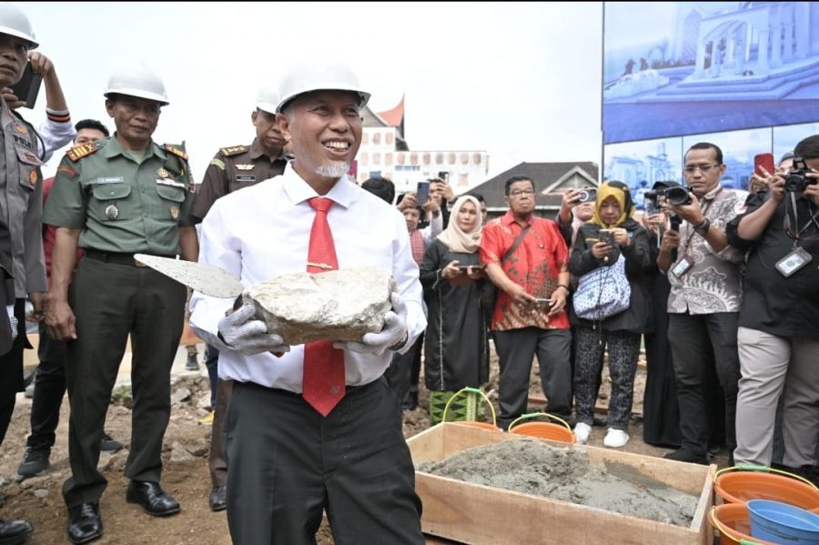 Mahyeldi Lakukan Peletakan Batu Pertama Masjid Baitul Aziz RSUD Achmad Mochtar