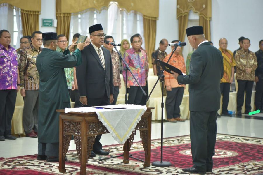 Mahyeldi Lantik Arry Yuswandi Sebagai Asisten II Bidang Perekonomian & Pembangunan Setdaprov Sumbar