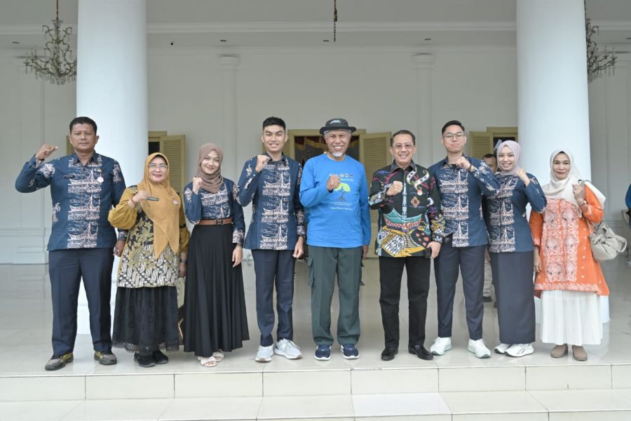 Mahyeldi Lepas 4 Wakil Sumbar untuk Gabung dalam Paduan Suara HUT RI ke-79 di Istana Merdeka