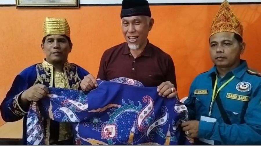 Mahyeldi Lepas Baju yang Dipakainya Untuk Dilelang Guna Pembebasan Lahan Masjid IKM Tasikmalaya