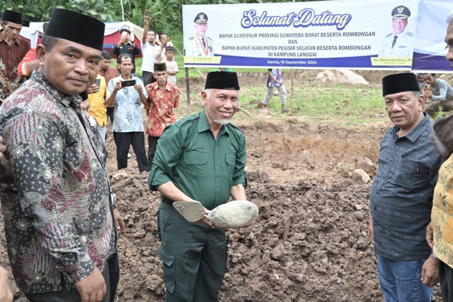 Mahyeldi Letakkan Batu Pertama Pembangunan Masjid Darul Ihsan Langgai yang Rusak karena Bencana