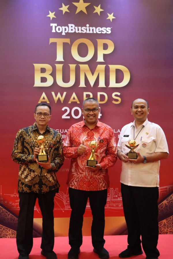 Mahyeldi Raih Penghargaan Top Pembina BUMD Award 2024 Usai RSAM Bukittinggi Raih Top BUMD Bintang 4