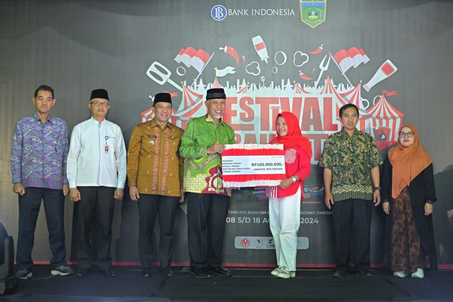 Mahyeldi Resmikan Festival Merah Putih & Program Subsidi Bunga bagi Usaha Mikro di Padang Panjang