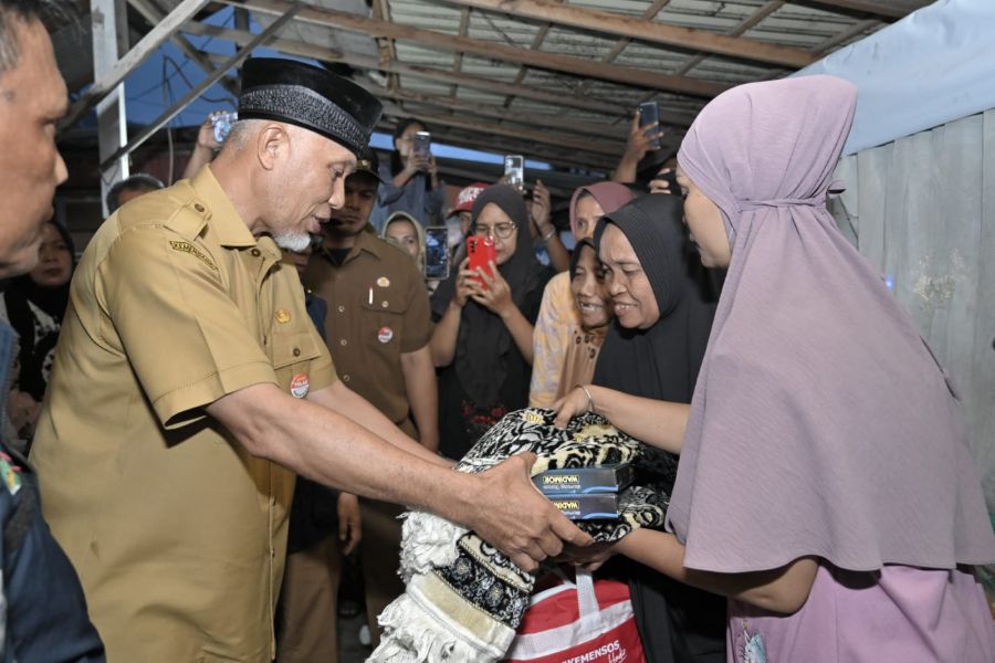 Mahyeldi Salurkan Bantuan bagi Warga Korban Musibah Kebakaran di Pampangan Kota Padang