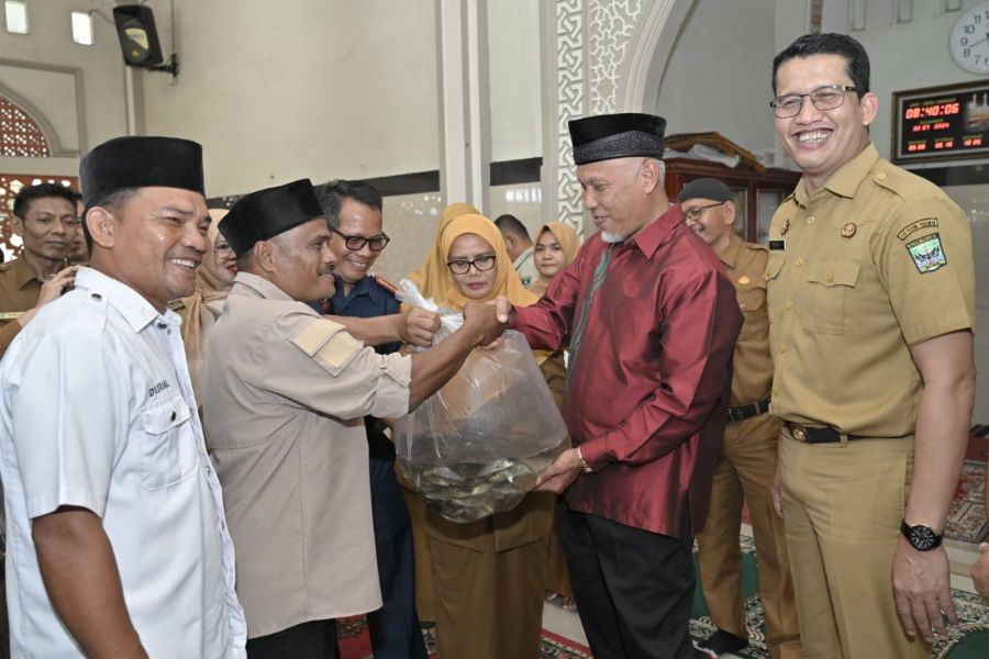 Mahyeldi Salurkan Bantuan BPJS Ketenagakerjaan & Bibit Ikan Bagi Ratusan Nelayan di Padang Pariaman