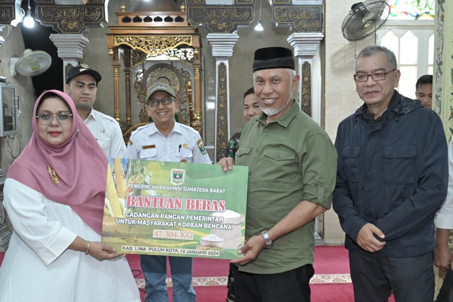 Mahyeldi Salurkan Bantuan Cadangan Pangan Kepada Masyarakat Terdampak Bencana di Nagari Pangkalan