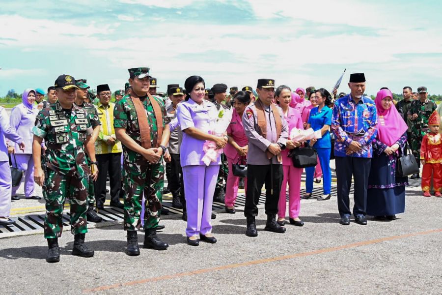 Mahyeldi Sambut Kedatangan Rombongan Panglima TNI dan Kapolri untuk Pembukaan Latsitardanus ke 43