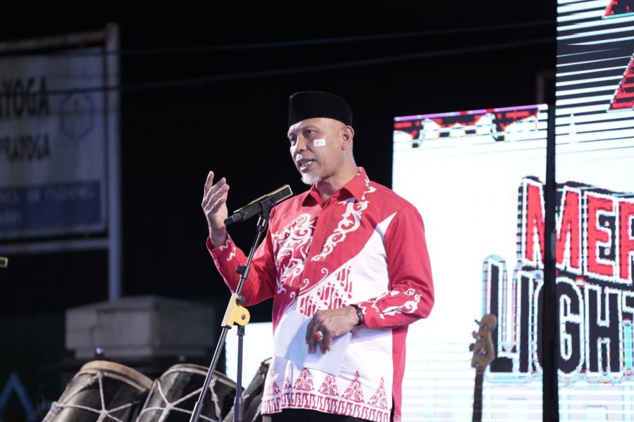 Mahyeldi Sampaikan Semangat Persatuan Dihadapan Masyarakat yang Saksikan Merah-Putih Ligh Carnival