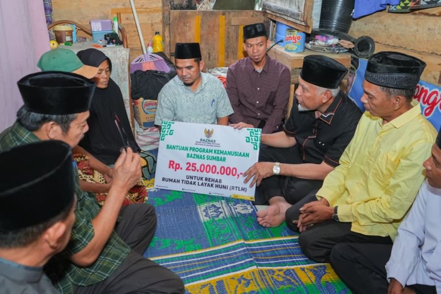 Mahyeldi Serahkan Bantuan Bedah Rumah Rp25 Juta untuk Warga Paninggahan, Solok