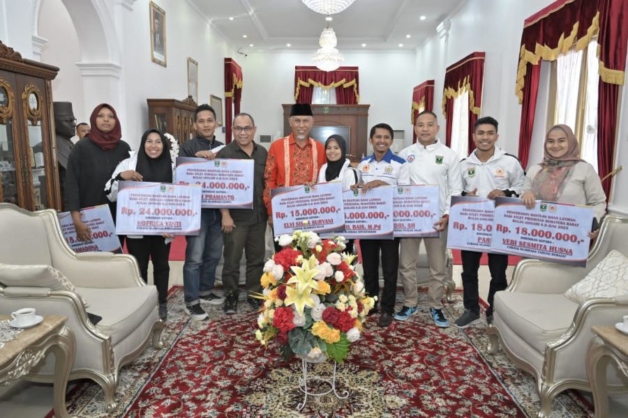 Mahyeldi Serahkan Bantuan Dana Latihan Sebesar 1,1 M untuk 2 Pelatih dan 6 Atlet Andalan Sumbar