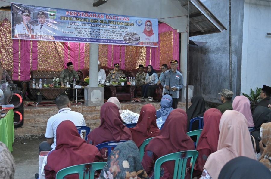 Mahyeldi Serahkan Bantuan Induk Bibit Unggul Ikan di Pasabar Agar Warga Sejahtera dan Bebas Stunting