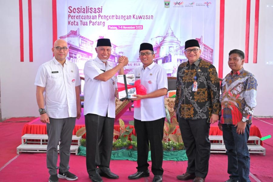 Mahyeldi Serahkan Masterplan Pengembangan Kawasan Kota Tua Padang kepada Wako Hendri Septa