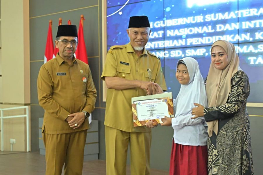 Mahyeldi Serahkan Penghargaan untuk 76 Pelajar Hebat Sumbar Berprestasi Nasional dan Internasional