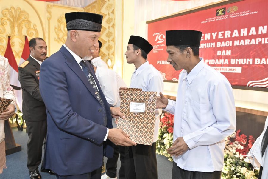 Mahyeldi Serahkan Remisi bagi 4.185 Warga Binaan Pemasyarakatan di Lingkup Kanwil Kemenkumham Sumbar