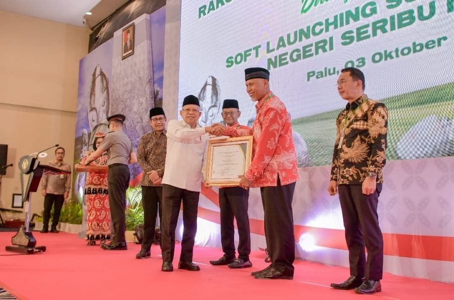 Mahyeldi Terima Penghargaan atas Kinerja Sangat Luar Biasa dalam Membangun Daerah Tertinggal