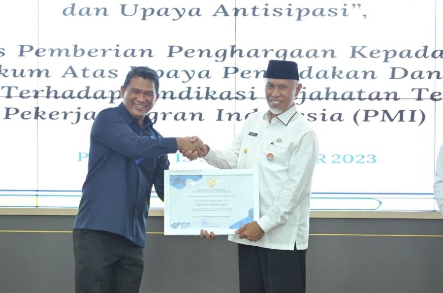 Mahyeldi Terima Penghargaan dari BP2MI Berkat Aktif Lindungi Pekerja Migran dari Sindikat dan TPPO