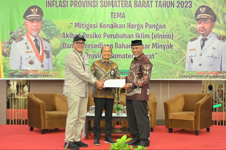Mahyeldi Terima Penghargaan Nominasi TPID Provinsi Berkinerja Terbaik Kawasan Sumatera