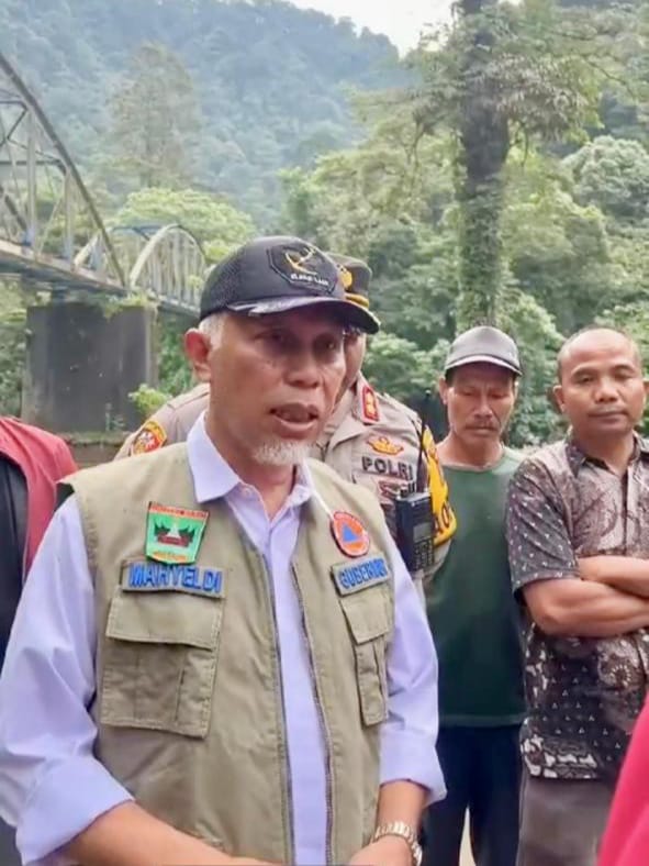 Mahyeldi Tinjau Langsung Beberapa Titik Ruas Jalan Nasional yang Terdampak Banjir Bandang di Sumbar