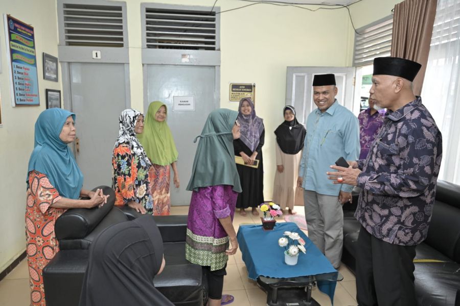 Mahyeldi Tinjau Pelayanan Panti Sosial Tresna Werdha KSI Batusangkar yang Dihuni 70 Orang Lansia