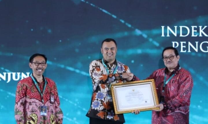 Management ASN Dinilai Sangat Baik Bupati Sijunjung Terima Dua Penghargaan Anugerah Meritokrasi 2023