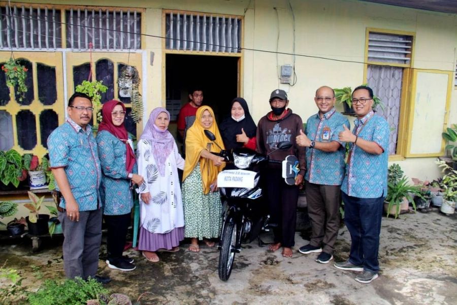 Manjakan Pelanggan, Hendra Pebrizal Antar Langsung Hadiah Gebyar HUT ke-47 Perumda AM ke Pelanggan