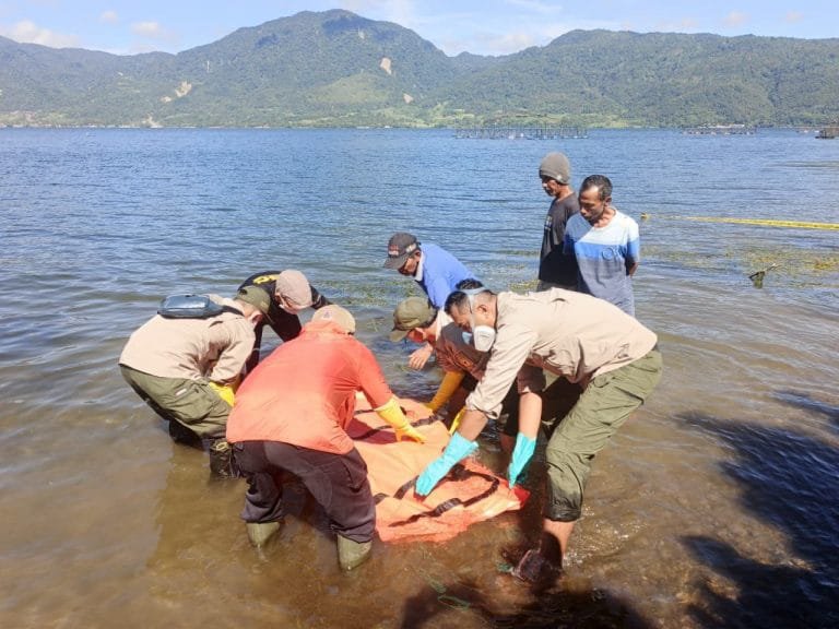 Mayat Misterius Mengapung di Danau Singkarak, Tim SAR Gabungan Evakuasi ke RSUD Padang Panjang