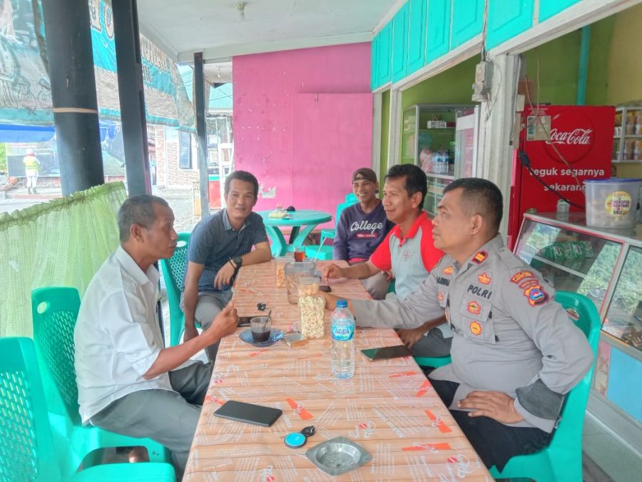 Melalui Jumat Curhat, Kapolsek Sawahlunto Dengarkan Keluhan Masyarakat di Warung Kopi